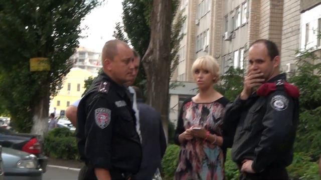 Секретарь суда избегает общения с прессой. смотреть онлайн