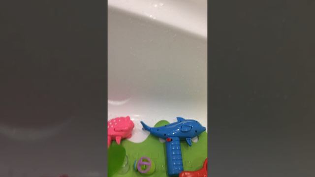 ИГРАЕМ В ВАННОЙ ВОДНЫЙ ПИСТОЛЕТ смотреть онлайн