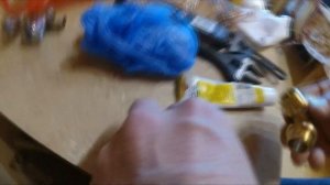 Сантехник, смеситель на кухне и тройник на посудомойку