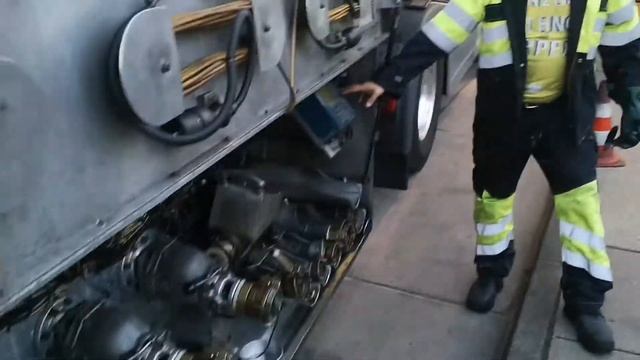 Разгрузка бензовоза. Tankwagen Entladen.