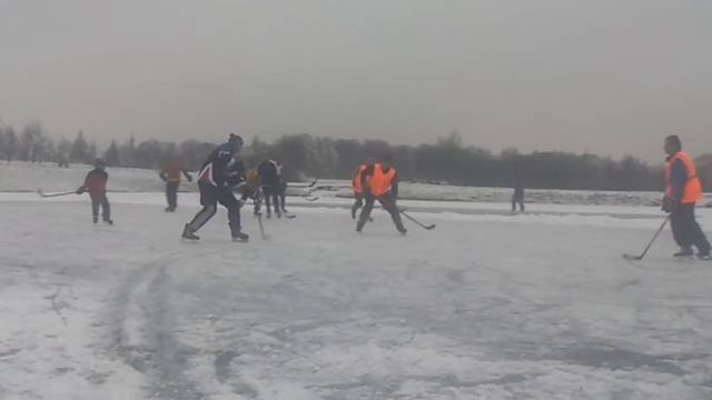Хоккей на пруду в Буферном парке смотреть онлайн