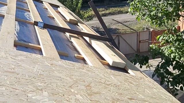 Как монтировать мягкую кровлю на крутых скатах кровли, два варианта смотреть онлайн