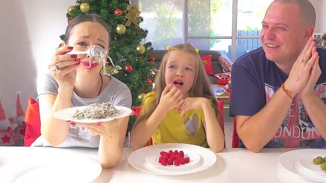 ЕДИМ ПРОДУКТЫ ОДНОГО ЦВЕТА ЧЕЛЛЕНДЖ ? ВАЛЕНСИЯ vs РОДИТЕЛИ ⚡ Видео Валенсия Лаки? смотреть онлайн