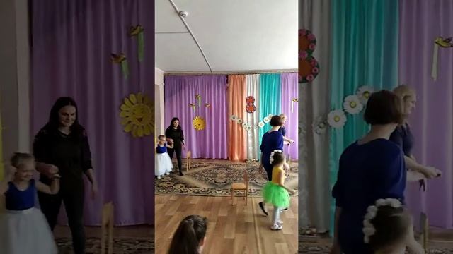 Очень трогательный танец мам и дочек в детском саду) смотреть онлайн