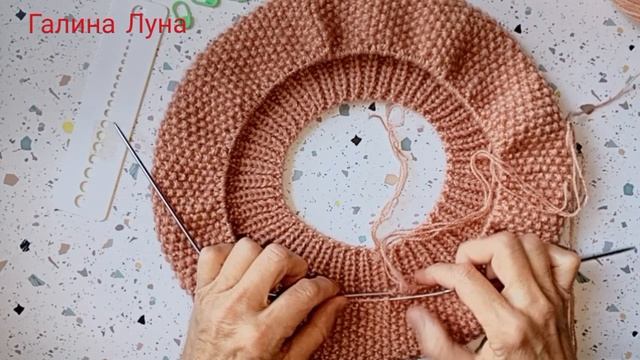 Вязание. Берет спицами узором рис или жемчужным узором смотреть онлайн