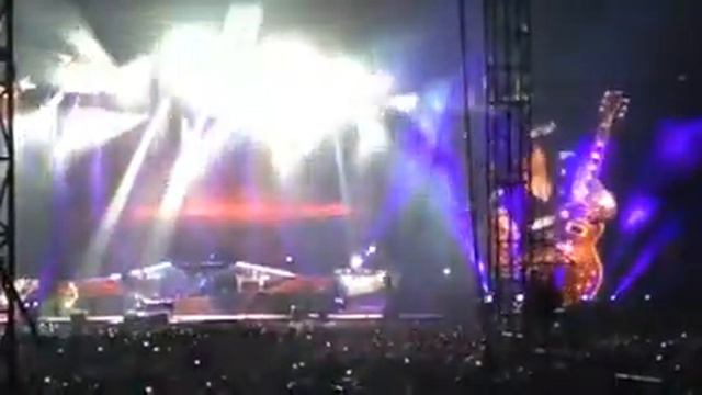 Guns N Roses "November Rain" Ford Field Detroit 6/23/16 смотреть онлайн