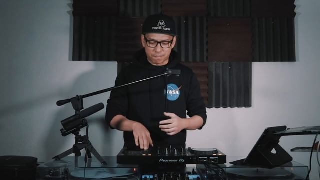 $250 for a DJ controller that does all this? | DDJ-400 Gear Demo смотреть онлайн