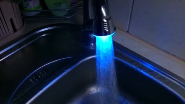 Насадка-подсветка на кран с AliExpress смотреть онлайн