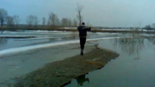 Покатушки на льдинах. Река Алей. Часть 1: Я ПОПЛЫЛ :D смотреть онлайн