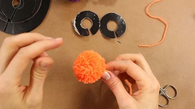 Как сделать помпоны | Помпоны из пряжи на вилке | Сделать помпоны своими руками | Урок #10 смотреть онлайн