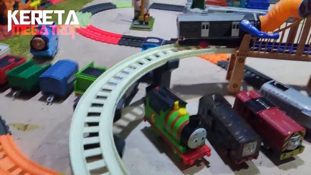 Drama Lucu Kereta Api Thomas! Menjalankan Kereta Thomas Hantu Exe Kereta Henry Kereta Yong Bao смотреть онлайн