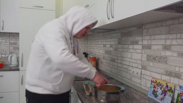 АЛИСА УСТРОИЛА РАЗБОРКИ С ПАРНЕМ У КАПЫ ДОМА!!! смотреть онлайн