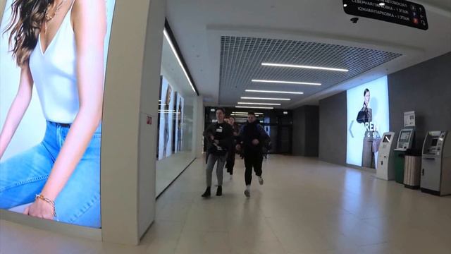 Толпа людей бежит на открытие первого в Гродно ресторана KFC смотреть онлайн