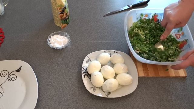 Витаминный салат с колбой и яйцом ( черемша ) смотреть онлайн