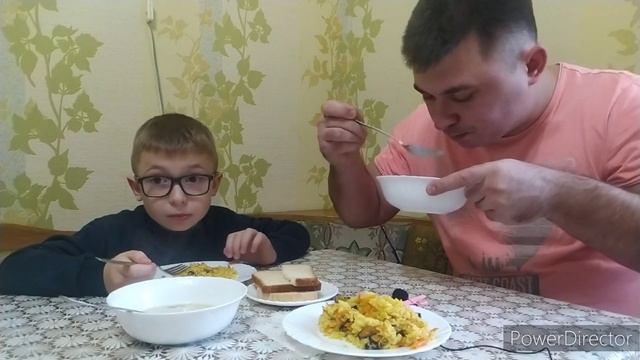 МУКБАНГ З БОГДАНОМ ? ОБЖОР ПЛОВ | МІДІЇ | ГРИБНОЙ СУП