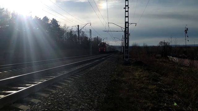 Электровоз ЭП1П-074 с почтово багажным поездом и приветливой бригадой смотреть онлайн