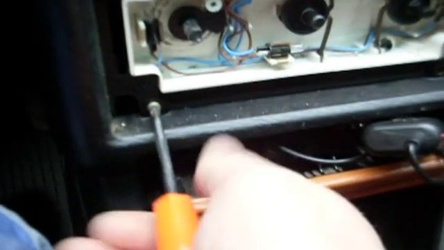 Ремонт переключателя скорости печки. Как разобрать центральную панель Ауди 80. смотреть онлайн