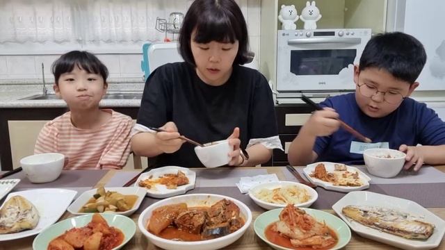 [집밥먹방]? 밥도둑 고등어 조림에 고등어 구이까지 이게 행복이네요? 감자볶음 가족먹방Korean Home Made Food Mukbang Eating Show смотреть онлайн
