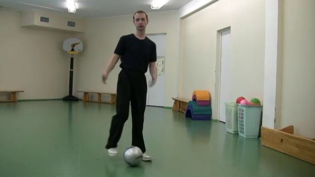 Футбол - Удар по мячу пыром (носком) смотреть онлайн