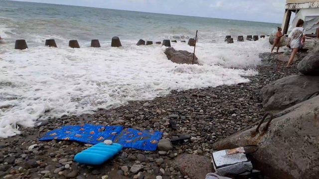 Огромнейшие волны Лазаревское пляж Дельфин 20.08.21 смотреть онлайн