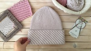 Стильная теплая шапка с отворотом