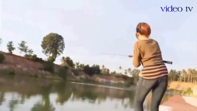 ДЕВУШКИ НА РЫБАЛКЕ. Девушки поймали большую рыбу Удачная рыбалка Жесть на рыбалке Приколы смотреть онлайн