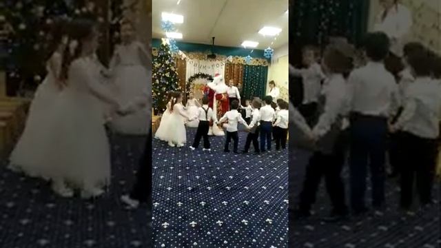 Новогодний хоровод. смотреть онлайн