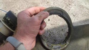 разобрать и почистить электрический триммер с нижним расположением двигателя/снять кожух электрокос