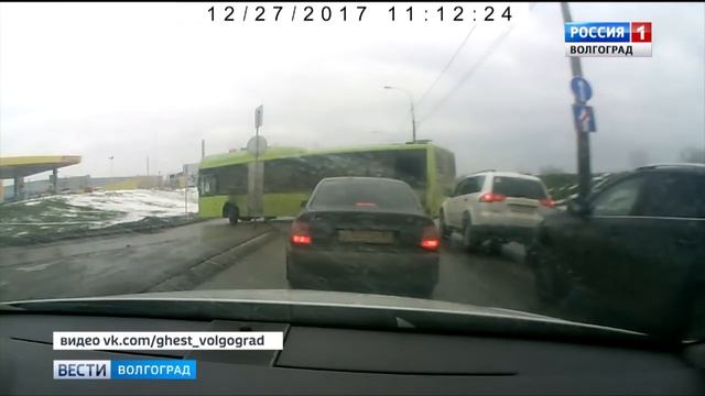 Автобус перегородил проезжую часть возле Мамаева кургана смотреть онлайн