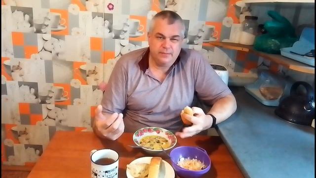 А теперь ем свой грибной суп из маслят. смотреть онлайн