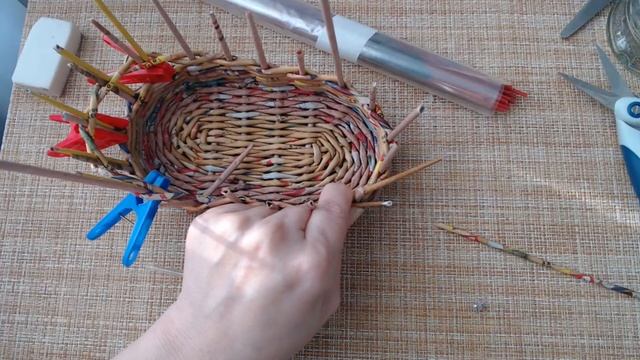 Новогодние сани из бумажных трубочек. 2 часть - Плетем боковины. Онлайн занятие. 02.12.20 смотреть онлайн