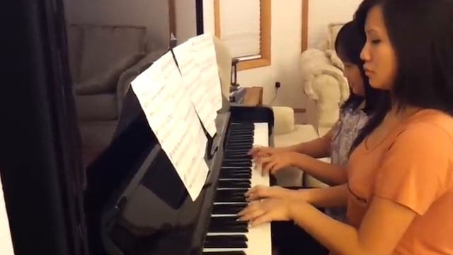 Chicken Dance Duet смотреть онлайн