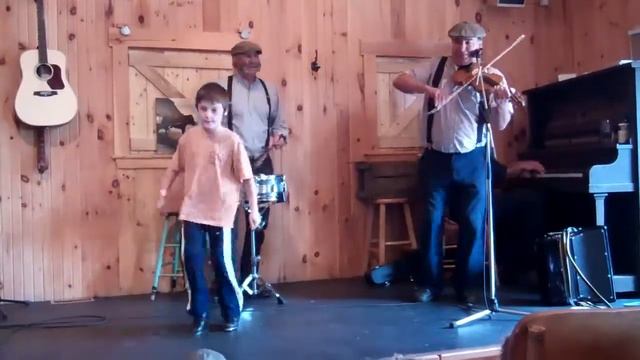 Willem dancing at a PEI Kitchen Party at Avonlea Village смотреть онлайн