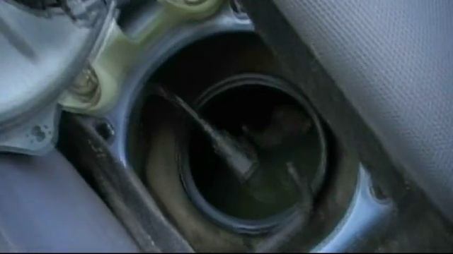 Где находится топливный фильтр. Honda Jazz, Fit смотреть онлайн