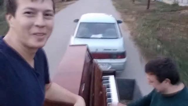 Едем, едем в соседнее село на дискотеку!
Едем, едем на дискотеку со своей фонотекой. смотреть онлайн