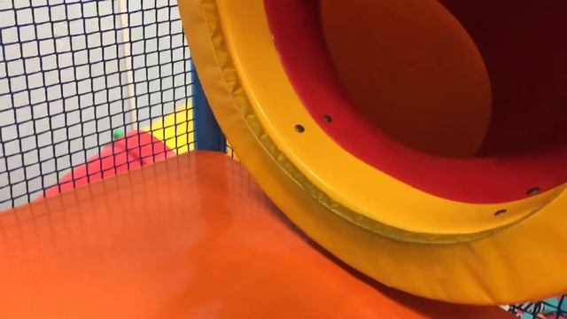 Покатился с горки по трубе... Игровой комплекс «Детская резиденция» (Гатчина). 15.10.2017, 17:44 смотреть онлайн