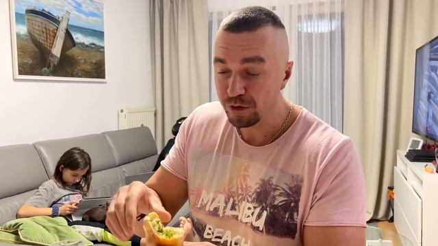 Вафли на завтрак ? Испекла пирожки ? Гостинцы из Латвии ?? Влог 5.12.2021 смотреть онлайн