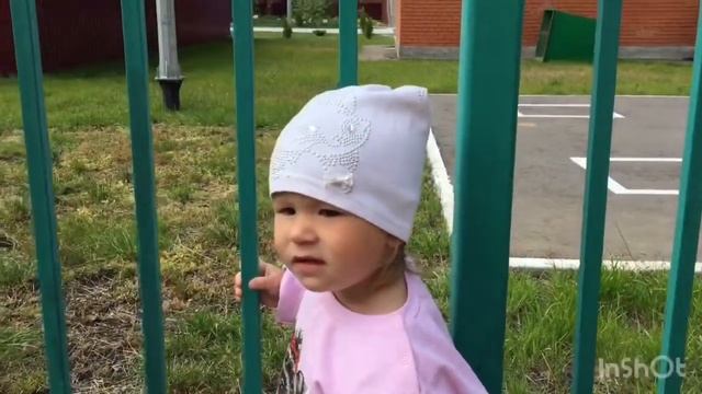 Грустное видео о том, что девочка плачет и хочет в детский сад смотреть онлайн