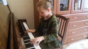 Дочка играет на пианино