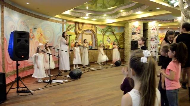 Хор ангелов в Сказке Где то на белом свете смотреть онлайн