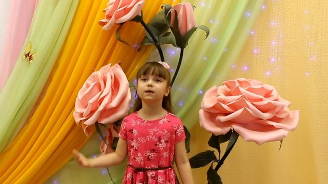 7 группа Коновалова Ксения читает стихотворение "Над могилой, в тихом парке" смотреть онлайн