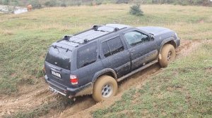 Nissan Pathfinder R50 climbing