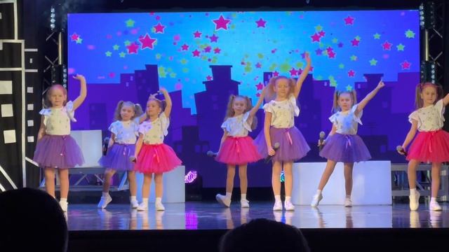 Дарина Лайт и Фортиссимо - Мы маленькие звёзды смотреть онлайн