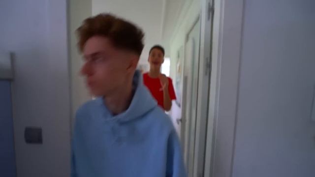 Encuentro Esto En La CASA Donde Vivía MESSI.. *En La GOLDEN HOUSE* смотреть онлайн