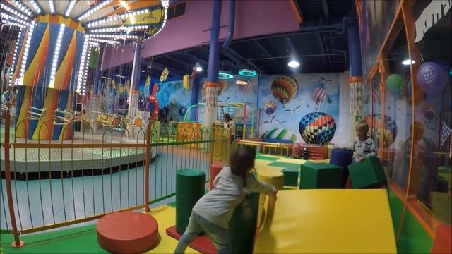 Даша в развлекательном центре Играет на детской площадке катается на каруселях