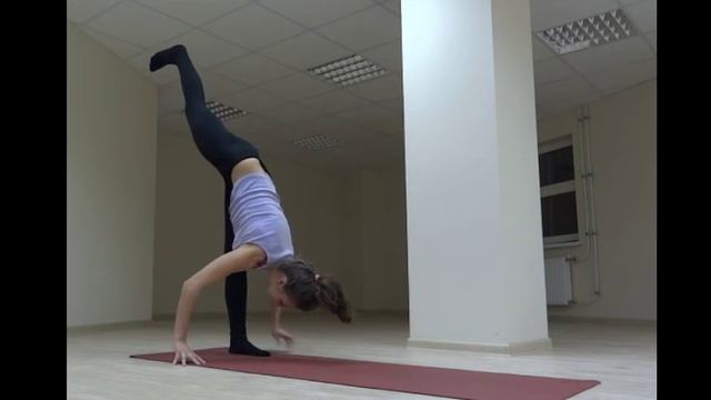 Растяжка. Наклон к ногам и вертикальный шпагат. Stretching смотреть онлайн