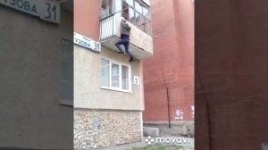 человек упал из балкона