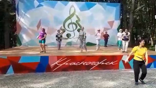 Ура! Почти выучили "Кукареллу" (Hafanana)! Бодрый танец для здоровья и хорошего настроения. смотреть онлайн