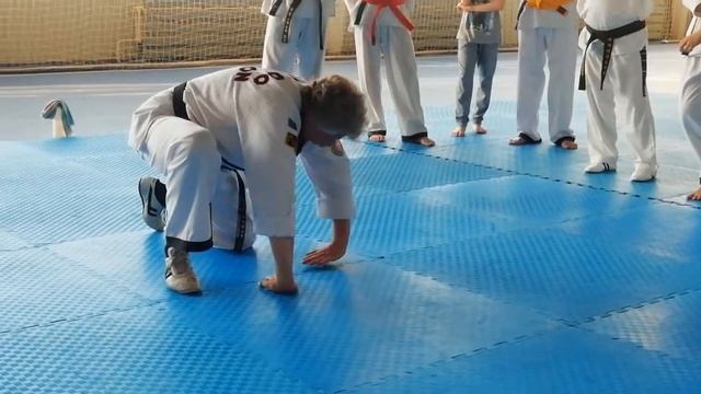 Кёнгму Хапкидо. Перекат вперёд и страховка вбок после переката вперёд. (Подробный разбор) смотреть онлайн