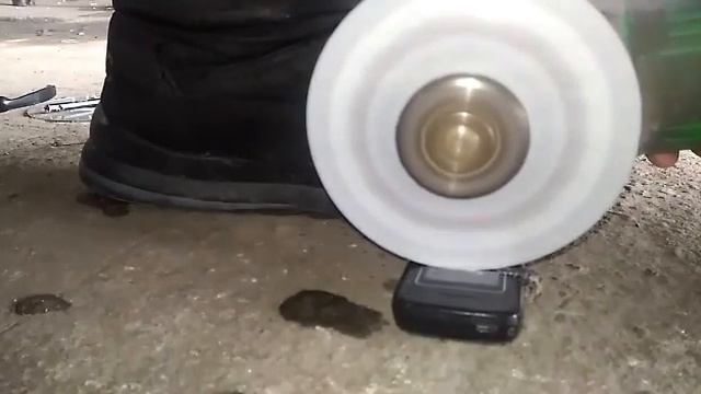 Пилим телефон и другие предметы CD дисками. смотреть онлайн